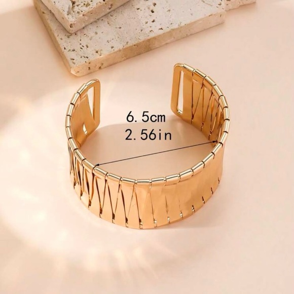 Textured Cuff Bangle NWOT - Picture 4 of 4